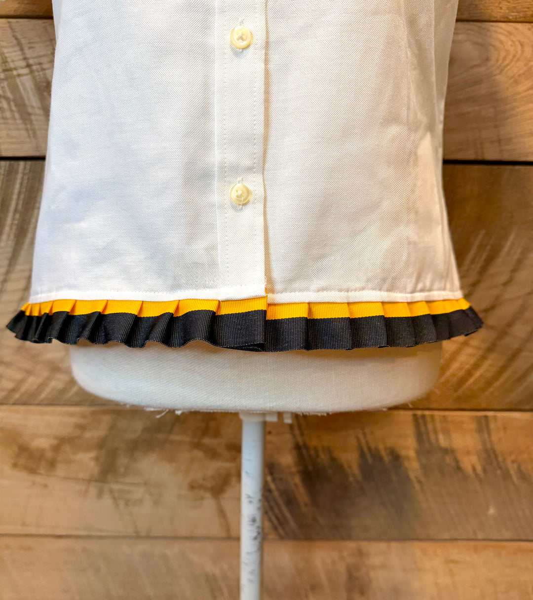 GAME DAY Ellie SS Ruffle Oxford - White w Black & Gold Stripe Ribbon (GDE06)